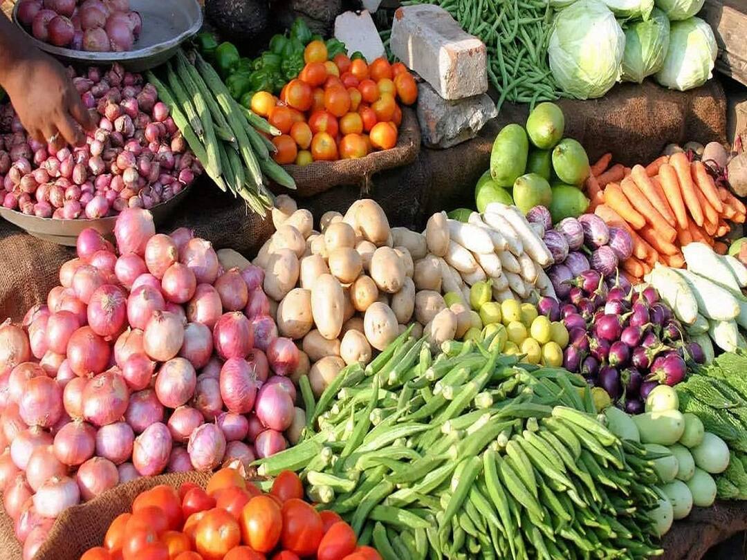 Vegetables Price List : எகிறிய பீன்ஸ்... சுருங்கிய தக்காளி... இதுதான் இன்றைய காய்கறி விலை பட்டியல்..!