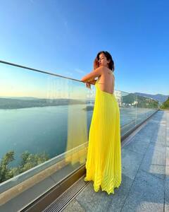 Shahid Kapoorની પત્ની મીરા કપૂરે બેકલેસ ડ્રેસ પહેરીને આપ્યા ખાસ પૉઝ, તસવીરો વાયરલ