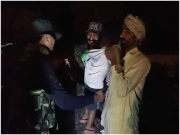 bsf handed over three year old child to pakistani rangers after he inadvertently crossed international border   पाकिस्तानच्या तीन वर्षीय मुलाने ओलांडली सीमा, बीएसएफने दिले पाक रेंजर्सच्या ताब्यात