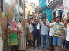 Kasganj News: सफाई कर्मचारियों की हड़ताल से जगह-जगह लगा कूड़े का अंबार, स्थानीय लोगों की बढ़ी परेशानी