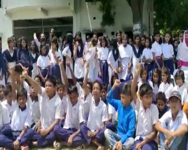 Agitation By Students In Nadia To Stop Teachers Transfer Agitation In School:'লেখাপড়া করতে চাই,' শিক্ষকদের বদলি রুখতে নদিয়ায় বিক্ষোভ পড়ুয়াদের