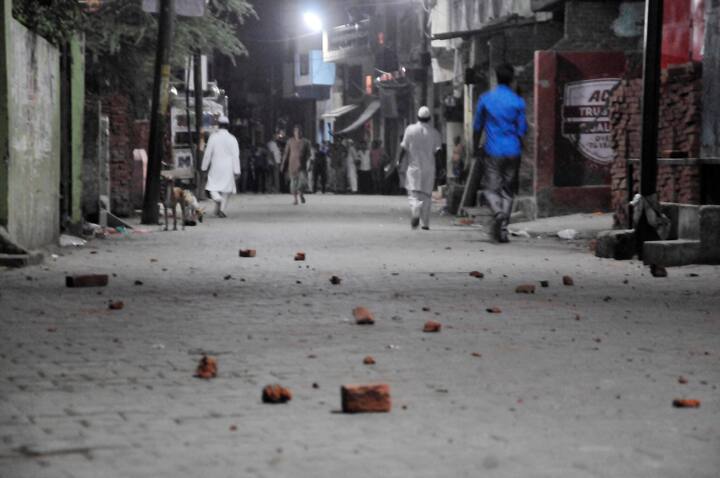 যারা ধর্মীয় বিশ্বাসে আঘাত করে বা হিংসায় উসকানি দেয় তাদের গ্রেফতার করার অধিকার রয়েছে পুলিশের। হোয়াটসঅ্যাপ নীতি অনুসারে, আপনি যদি এই ধরনের কিছু শেয়ার করেন তবে আপনাকে জেলে যেতে হতে পারে।
