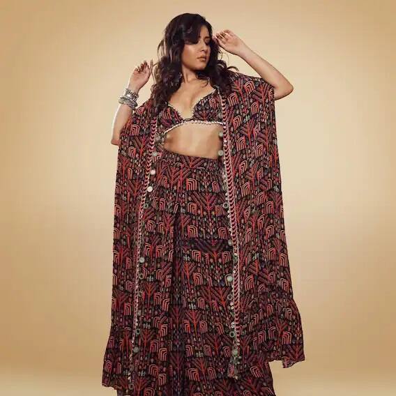 આ લેટેસ્ટ ફોટોશૂટની તસવીરોને રાશિએ ખુદ શેર કરી છે, આમાં તે સુંદરતા અને બૉલ્ડનેસ કારણે કમાલની લાગી રહી છે.