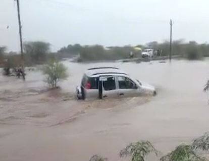 Car drown into river near Lodhika in Rajkot રાજકોટના લોધીકા પાસે નદીમાં કાર તણાઈ,  7 લોકોને ગામના તરવૈયાઓએ બચાવ્યા