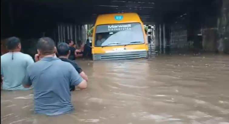 In Gondal, a bus full of students got stuck in the water Gujarat Rain: ગોંડલમાં વિદ્યાર્થીઓ ભરેલી બસ પાણીમાં ફસાઈ, જુઓ ચોંકાવનારો વીડિયો