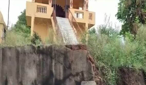 Vadodara: મેઘરાજાની તોફાની બેટિંગ, બે મંદિરની સંરક્ષણ દિવાલો થઈ ધરાશાયી