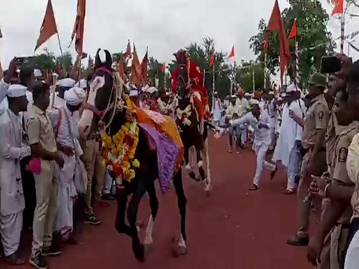 Ashadhi Wari 2022 second ringan ceremony of Tukoba's palkhi was held in Indapur marathi news Ashadhi Wari 2022 : इंदापुरात पार पडला तुकोबांंच्या पालखीचा दुसरा रिंगण सोहळा; हरिनामाच्या गजरात वारकरी तल्लीन