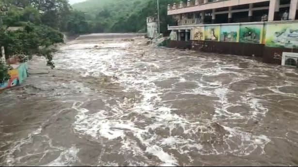 Heavy rains in Junagadh city and rural areas જૂનાગઢ શહેર અને ગ્રામ્ય વિસ્તારમાં ધોધમાર વરસાદ, દામોદર કુંડમાં પુર આવ્યું