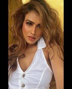 Nia Sharma Photos : व्हाइट शॉर्ट शर्ट-जींस में एक्ट्रेस ने शेयर कीं ऐसी फोटोज, यूज़र बोले 'जो निया से जले वो ज़रा साइड से चले'