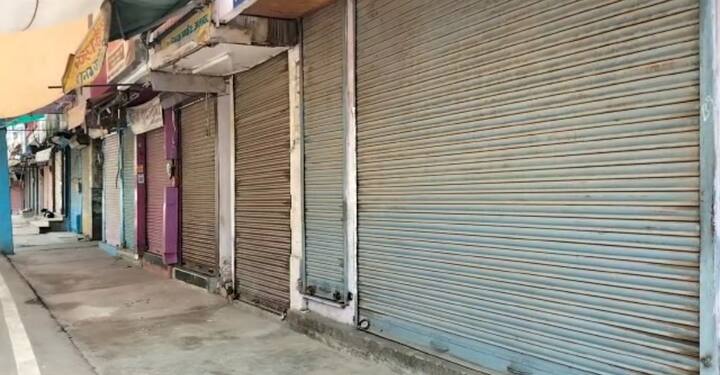शुक्रवार को शहर में लगे करीब साढ़े तीन सौ कैमरों के डिस्प्ले देखने के लिए एसपी और कलेक्टर ने अभय कमांड सेंटर पर जाकर अवलोकन किया और बन्द कैमरों को दुरुस्त करने के निर्देश दिए , इसके बाद अधिकारियों ने शहर में शांति बनाए रखने की अपील करते हुए फ्लैगमार्च भी निकाला.