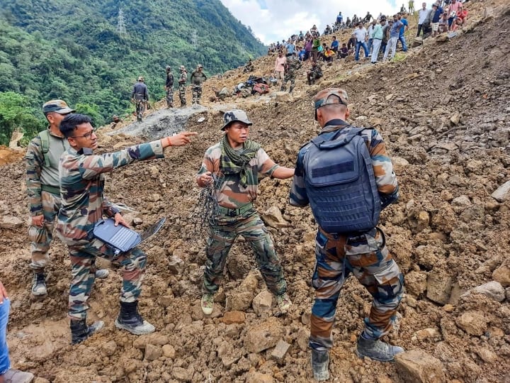 Manipur Landslide Update: मणिपुर में सेना का रेस्क्यू ऑपरेशन जारी, 2 सैनिक समेत 26 सिविलियन अभी भी लापता Manipur Landslide Update Army rescue operation continues in Manipur 26 civilians including 12 soldiers still missing ann Manipur Landslide Update: मणिपुर में सेना का रेस्क्यू ऑपरेशन जारी, 2 सैनिक समेत 26 सिविलियन अभी भी लापता