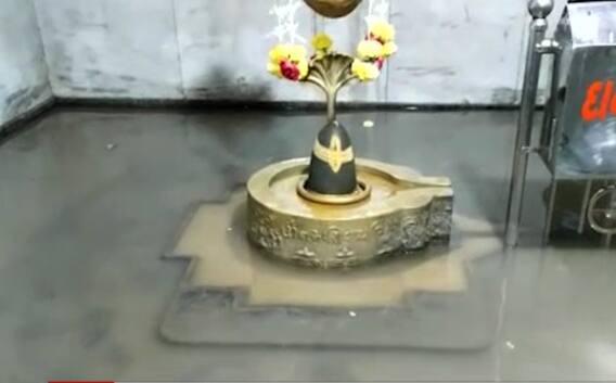સુરતઃ કીમના શિવ મંદિરમાં ભરાયા વરસાદી પાણી, ગોઠણડુબ પાણીમાં ભક્તો કરી રહ્યા છે દર્શન