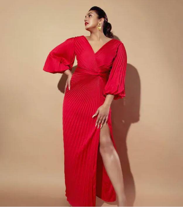 ਇੰਸਟਾਗ੍ਰਾਮ 'ਤੇ ਉਨ੍ਹਾਂ ਦੇ ਪ੍ਰਸ਼ੰਸਕ ਇਸ ਅੰਦਾਜ਼ ਨੂੰ ਕਾਫੀ ਪਸੰਦ ਕਰ ਰਹੇ ਹਨ। ਕਮੈਂਟ ਬਾਕਸ 'ਚ ਪ੍ਰਸ਼ੰਸਕਾਂ ਨੇ ਉਸ 'ਤੇ ਸਿਜ਼ਲਿੰਗ ਅਤੇ ਹੌਟਨੈੱਸ ਓਵਰਲੋਡ ਵਰਗੀਆਂ ਟਿੱਪਣੀਆਂ ਕੀਤੀਆਂ ਹਨ।