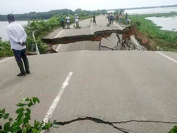 PHOTOS: असम में भारी बारिश और बाढ़ ने मचाई तबाही, हजारों घर डूबे, लोग पलायन को मजबूर