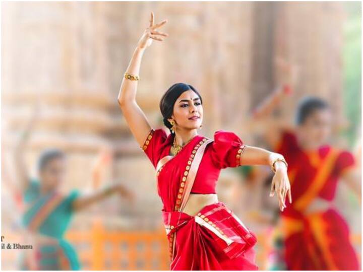 As Beautiful as Our Sita aka Mrunal Thakur, Dulquer Salmaan's Sita Ramam team about second lyrical, song will be out on July 4th Sita Ramam 2nd Song: సీత అంత అందంగా 'సీతా రామం'లో పాట - ప్రోమో చూడండి 