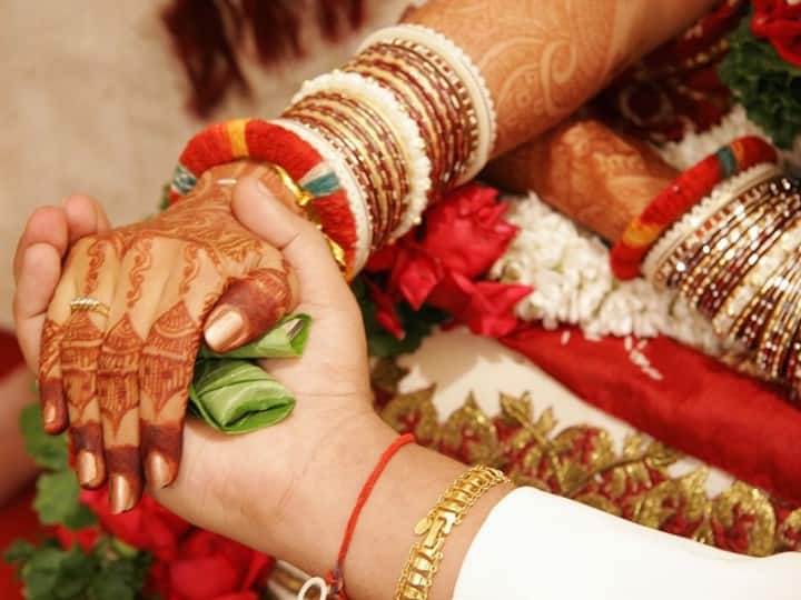 Marriage Mantra: अपनी पसंद से करना हैं शादी, तो ये प्रभावशाली मंत्र का इस विधि से करें जाप Marriage Vishwavasu Gandharv Mantra Jaap vidhi Rules to get desired life partner Marriage Mantra: अपनी पसंद से करना हैं शादी, तो ये प्रभावशाली मंत्र का इस विधि से करें जाप