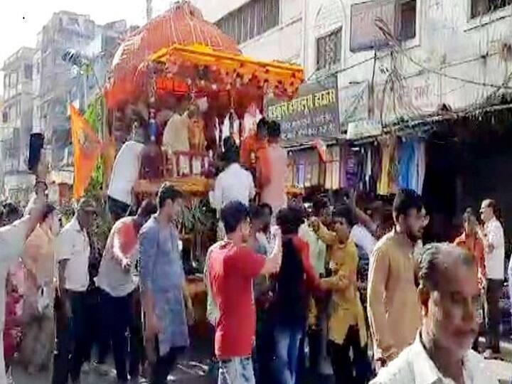 इस अवसर पर सांसद राकेश सिंह, बीजेपी महापौर प्रत्याशी डॉ. जितेंद्र जामदार, विधायक विनय सक्सेना, दिनेश यादव, धीरज पटैरिया, महाभारत फेम नितेश भारद्वाज, शरद अग्रवाल, श्रीकांत साहू के साथ बड़ी संख्या में श्रद्धालुओं ने दर्शन किया.