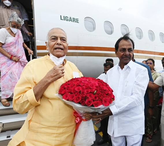 CM KCR Welcomes Yashwant Sinha: వేలాది బైక్ లతో విపక్షాల రాష్ట్రపతి అభ్యర్థికి ఘన స్వాగతం | ABP Desam