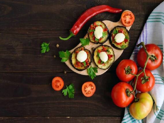Kitchen Tips: खाना है कुछ चटपटा और टेस्टी तो झटपट बनाएं बेक्ड बैंगन, जानें इसकी आसान रेसिपी Kitchen Tips: खाना है कुछ चटपटा और टेस्टी तो झटपट बनाएं बेक्ड बैंगन, जानें इसकी आसान रेसिपी