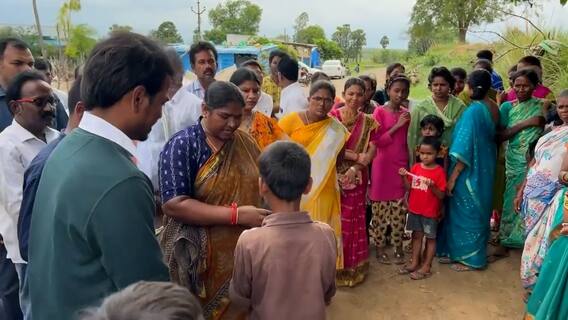Mulugu MLA Seethakka : లా స్టూడెంట్స్ తో కలిసి గిరిజన పేద విద్యార్థులకు సీతక్క సాయం | ABP Desam