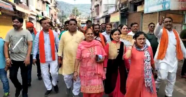 बन्द में शांति व्यवस्था बनाये रखने के लिए 500 पुलिसकर्मियों को तैनात किया गया है. साथ सभी चौराहों पर पुलिस की फिक्स पिकेट्स तैनात किए है. वहीं प्रत्येक थाना क्षेत्र में गश्त को मजबूत किया गया है. वही इंटेलिजेंस टीम सोशल मीडिया पर भी पूरी नजर बनाए हुए है हालांकि इंटरनेट सेवा शनिवार साढे पांच बजे तक अस्थायी रूप से अभी बन्द की हुई है. इसके अलावा जिला कलेक्टर ने बिजली विभाग को बिजली नहीं काटने के भी निर्देश दिए है ताकि सीसीटीवी कैमरे ठीक से चल सके.