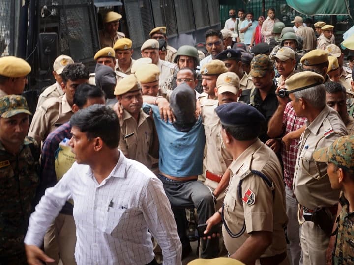 udaipur tailor murder case 4 police officials suspended Udaipur Murder Case: कन्हैयालाल की हत्या के मामले में लापरवाही बरतने पर एक्शन, 4 पुलिस अधिकारियों पर गिरी गाज