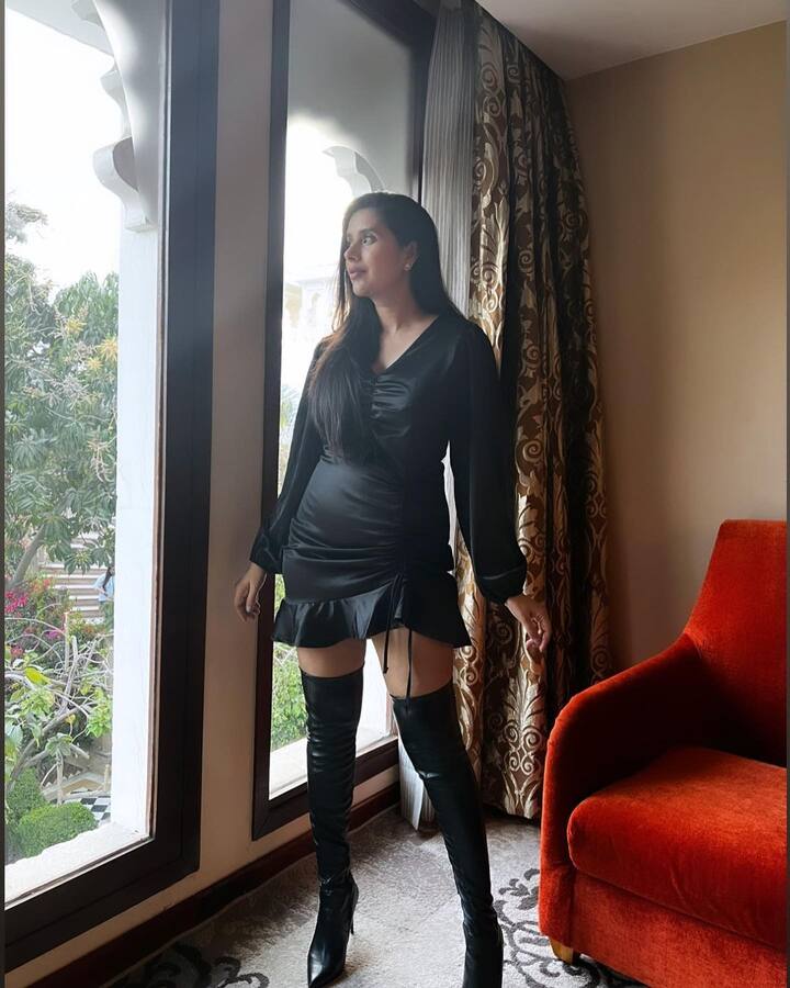चारू असोपा की गिनती टीवी की पॉपुलर एक्ट्रेस में होती है. लेकिन इन दिनों वो अपनी प्रोफेशनल लाइफ से ज्यादा पर्सनल लाइफ को लेकर चर्चा में बनी हुई हैं.