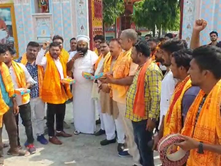 Ayodhya Uttar Pradesh Eknath Shinde CM of Maharashtra supporters coming and worship Ramlala ANN Ayodhya News: अयोध्या पहुंच एकनाथ शिंदे समर्थकों ने आतिशबाजी कर मनाईं खुशियां, बोले- जल्द आएंगे महाराष्ट्र CM
