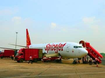 emergency landing of SpiceJet flight from delhi to jabalpur ਦਿੱਲੀ ਤੋਂ ਜਬਲਪੁਰ ਜਾ ਰਹੇ ਸਪਾਈਸ ਜੈੱਟ ਦੇ ਜਹਾਜ਼ ਦੀ ਐਮਰਜੈਂਸੀ ਲੈਂਡਿੰਗ, ਕੈਬਿਨ 'ਚ ਉੱਠ ਰਿਹਾ ਸੀ ਧੂੰਆਂ