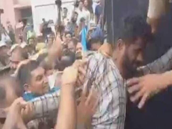 WATCH Udaipur Murder Case Accused Attacked by Angry Crowd Outside NIA court in Jaipur Watch Video: கிழிக்கப்பட்ட உடை!  உதய்பூர் கொலையாளிகள் மீது சரமாரி தாக்குதல்! கோர்ட் வாசலில் பரபரப்பு!