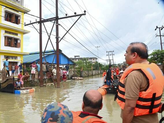 PHOTOS: असम में भारी बारिश और बाढ़ ने मचाई तबाही, हजारों घर डूबे, लोग पलायन को मजबूर