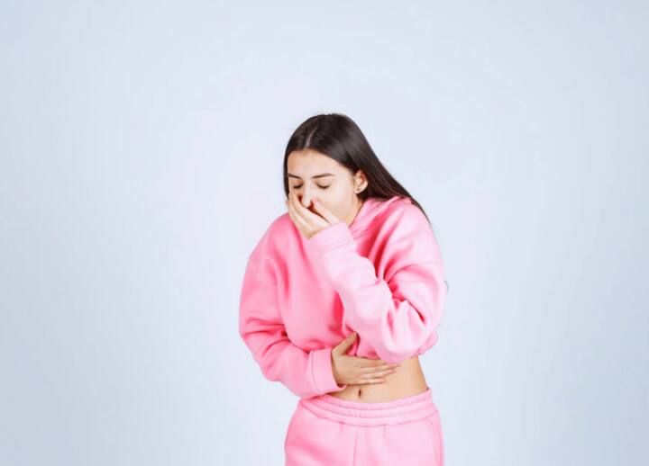 अधिक मात्रा में हल्दी वाला दूध पीने से उल्टी-मतली की समस्या हो सकती है.  (Photo - Freepik)