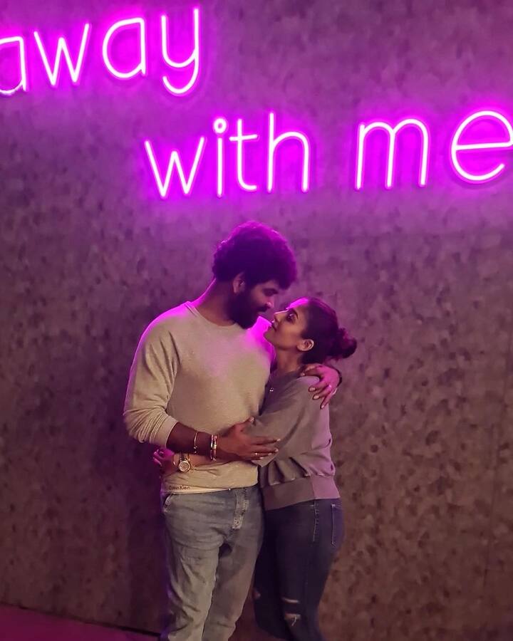 हाल ही में, विग्नेश शिवन ने अपने इंस्टा हैंडल पर पत्नी नयनतारा के साथ कुछ फोटोज शेयर की हैं, जिसमें साउथ एक्ट्रेस अपने पति की बाहों में और आंखों में आखें डाले रोमांटिक होती दिख रही हैं.