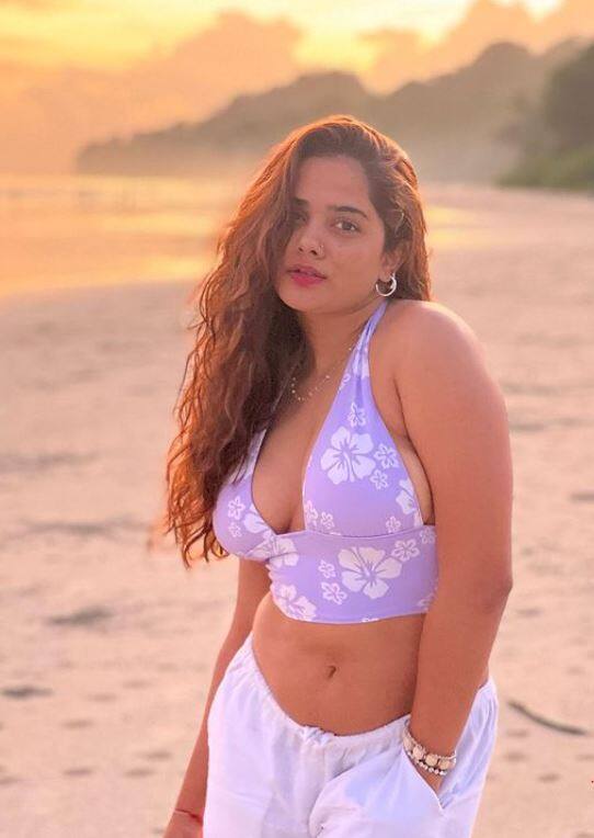 भाग्यश्रीला अभिनयासोबत बोल्ड आणि हॉट अभिनेत्री म्हणून ओळखलं जातं.