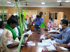 குறுவை சாகுபடி நேரத்தில் உரம் தட்டுப்பாடு ... சாக்குகளை அணிந்து மனு கொடுத்த விவசாயிகள்..!