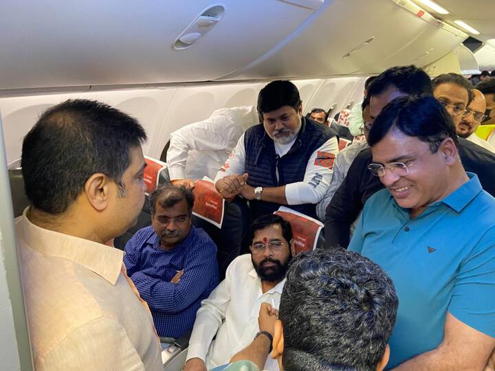 शिवसेनेतून बंड करुन उद्धव ठाकरे सरकार पडण्यासाठी कारणीभूत ठरलेले बंडखोर आमदार आज मुंबईत परतले.