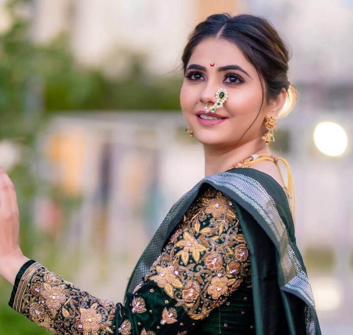 वीणाच्या या लूकला नेटकऱ्यांची पसंती मिळाली आहे.  (Veena Jagtap/Instagram)
