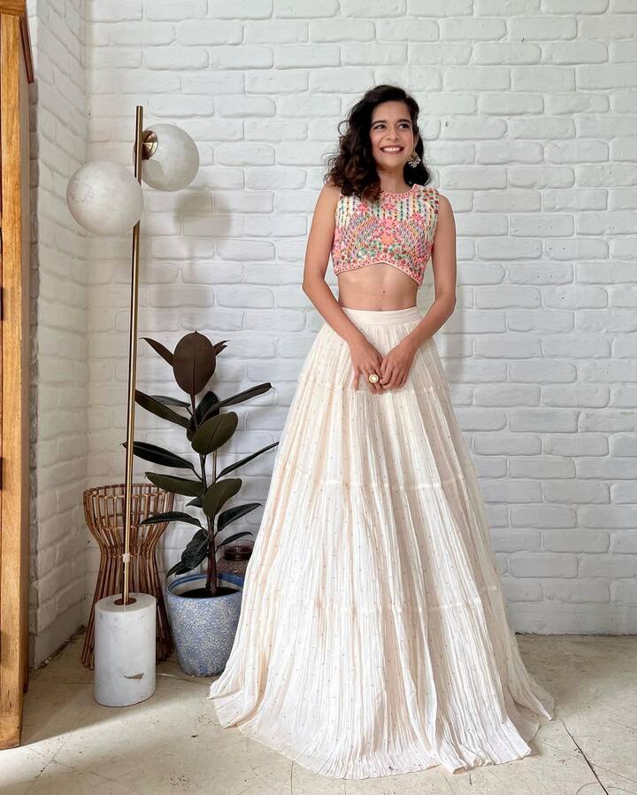 सध्या मिथिलाने तिचे काही नवे फोटो सोशल मीडियावर शेअर केलेत. ज्यात ती पांढऱ्या रंगाच्या लेहेंग्यात दिसत आहे. (photo:mipalkarofficial/ig)