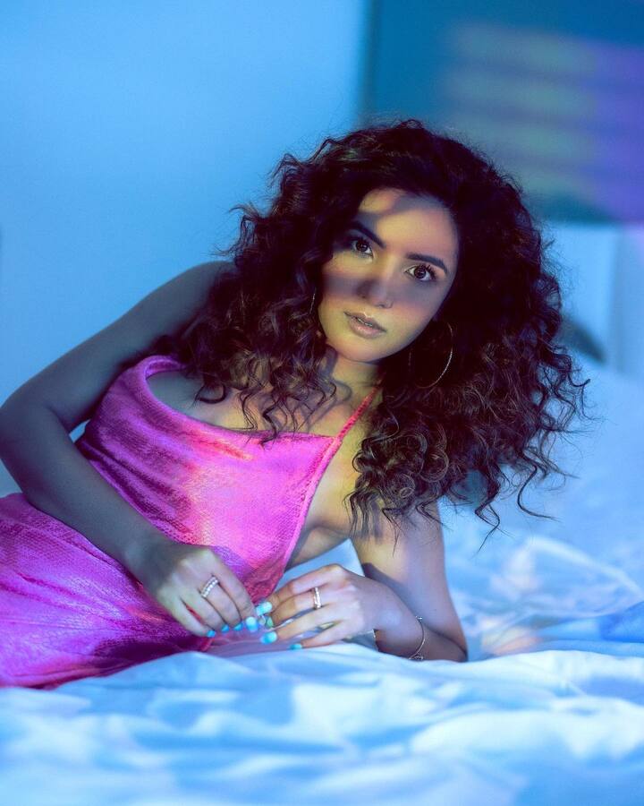 नुकतेच जस्मिनने तिचे काही फोटो इंस्टाग्रामवर शेअर केले आहेत. यामध्ये तिने पिंक कलरचा हॉल्टर नेक ड्रेस परिधान केलेला दिसत आहे. (photo:jasminbhasin2806/ig)