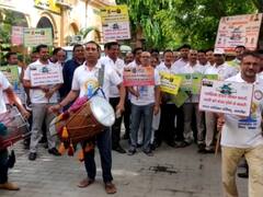 Amroha News: सिंगल यूज प्लास्टिक के खिलाफ जागरूकता अभियान, ढोल नगाड़े बजाकर नगरपालिका टीम ने बताया नुकसान