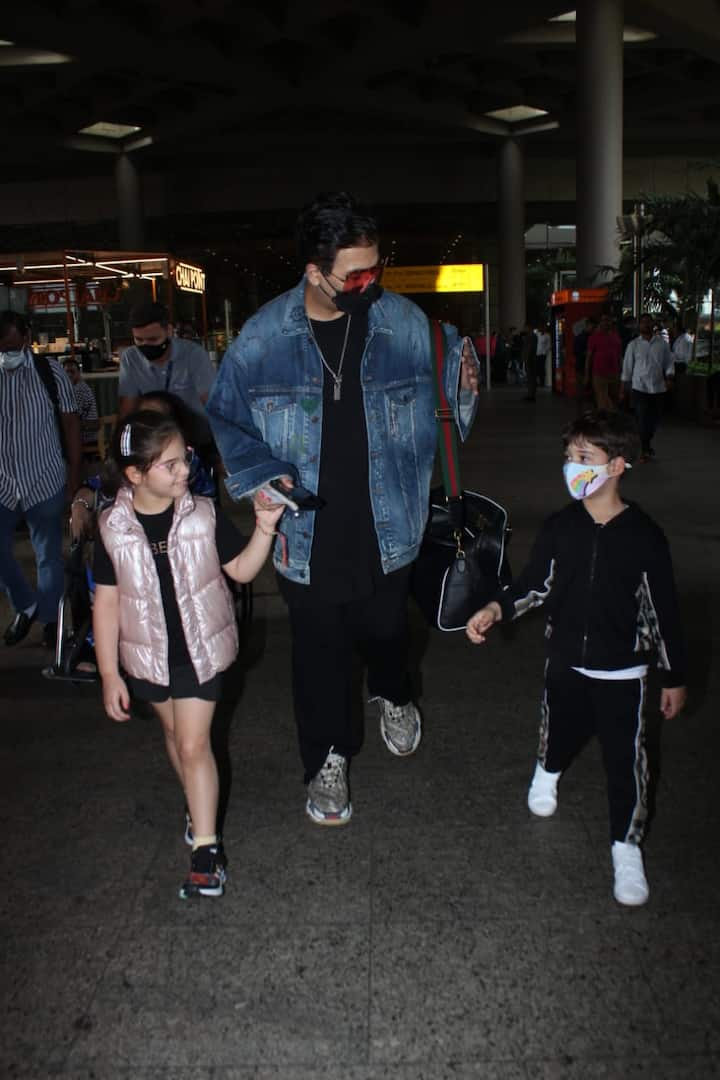 शनिवार सुबह करण जौहर को उनके परिवार के साथ एयरपोर्ट पर स्पॉट किया गया.