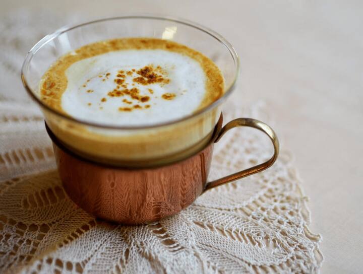 हल्दी वाला दूध पीने से शरीर को कई परेशानियों से छुटकारा मिल सकता है. यह इम्यूनिटी बूस्ट करने के साथ-साथ सर्दी जुकाम से भी आराम दिलाने में असरदार है. हालांकि, अधिक मात्रा में इसके सेवन से भी आपके शरीर को नुकसान हो सकता है. आइए जानते हैं अधिक मात्रा में हल्दी वाला दूध पीने के नुकसान क्या होते हैं? (Photo - Freepik)