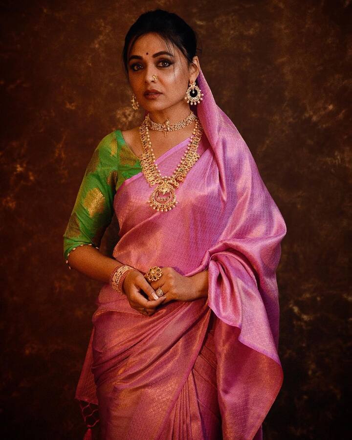 सुंदर भरजरी साडी, मेकअप, साजेसे मोत्याचे दागिने, छोटीशी नथ आणि चेहऱ्यावर केसांच्या बटा असं हे प्रार्थनाचं रॉयल रुप सगळ्यानांच घायाळ करणार आहे.
