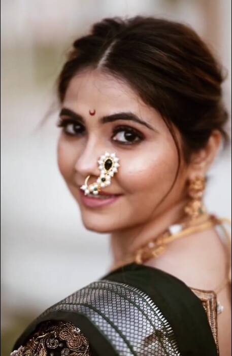 नुकतेच वीणानं तिच्या ट्रेडिशनल लूकमधील फोटो शेअर केले आहे.   (Veena Jagtap/Instagram)