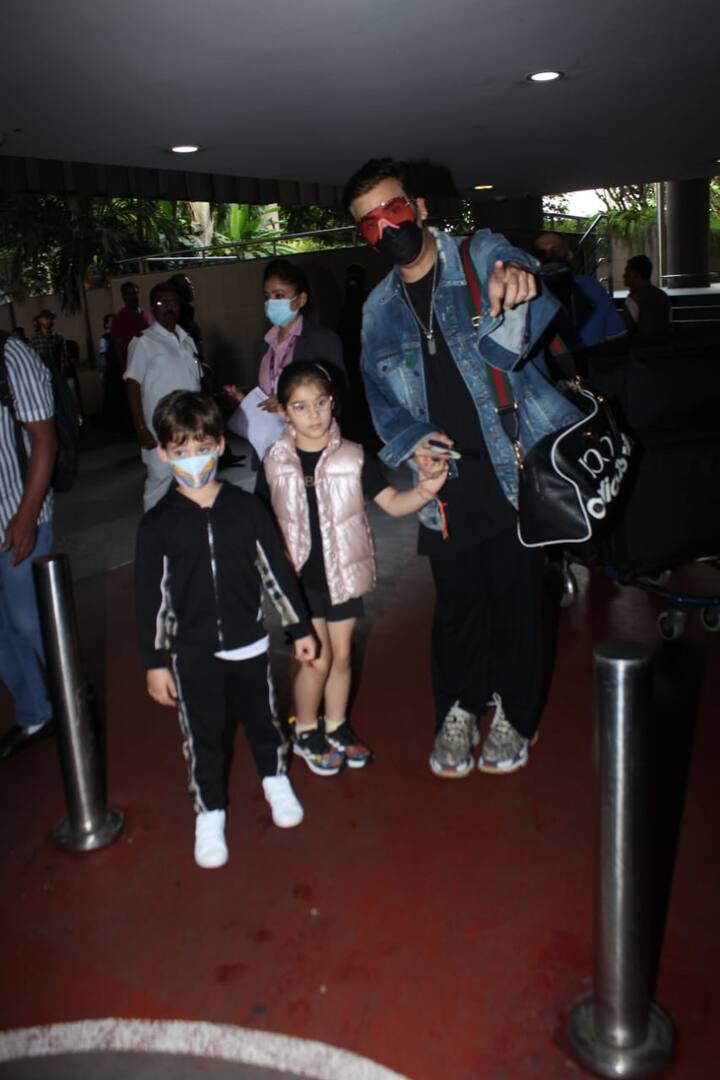 करण जौहर अपनी मम्मी हीरू जौहर और बच्चों के साथ छुट्टियों से वापस लौट आए हैं.