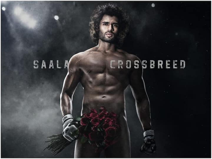 Vijay Devarakonda goes nude for Liger Movie Like Aamir Khan's PK Radio, Here is Vijya Devarakonda's Liger Roses Vijya Devarakonda: 'పీకే'లో రేడియోతో ఆమిర్ - 'లైగర్'లో రోజా పూల బొకేతో విజయ్ దేవరకొండ 