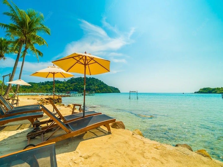 IRCTC ने स्पेशल टूर पैकेज का नाम रखा है Goa Delights. इस टूर की शुरुआत छत्तीसगढ़ के रायपुर से होगी. यह पूरा पैकेज 4 दिन और 3 दिन का है. इस पैकेज में आपको कई गोवा की कई खूबसूरत कलंगुट बीच, अंजुना बीच, वागाटोर बीच, फोर्ट अगुआडा और साउथ गोवा में बेसिलिका ऑफ बॉम जीसस, मंडोवी रिवर क्रूज आदि की जगहों पर घूमने का मौका मिलता है. (PC: Freepik)