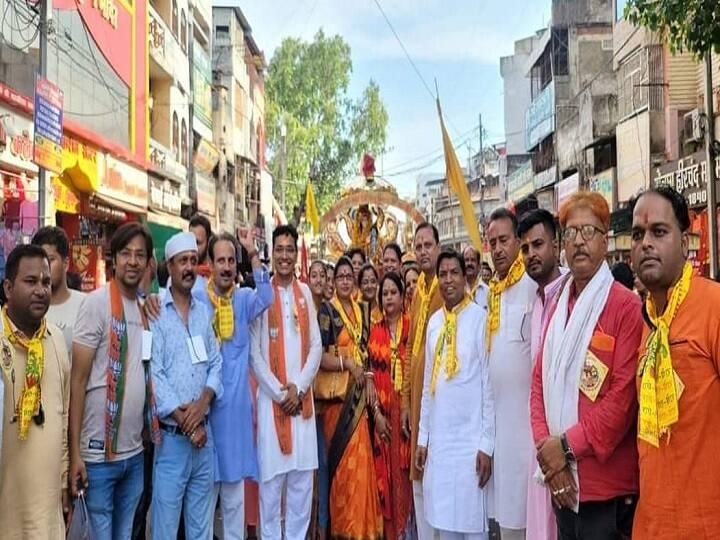 श्री जगदीश स्वामी कर्मा माई शंकर भगवान मंदिर ट्रस्ट की तरफ से इस साल साहू धर्मशाला गढ़ाफाटक स्थित अस्थाई मंदिर से भगवान जगन्नाथ स्वामी अपने भाई बलभद्र और बहिन देवी सुभद्रा के साथ रथ पर विराजमान होकर जगत को दर्शन देने निकले