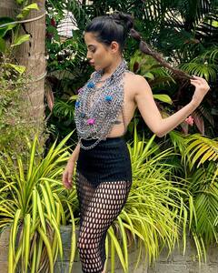 Urfi Javed Pics: बदन ढकने के लिए खुद को जंजीरों से बांधना उर्फी जावेद को पड़ा भारी, जख्मी हुई गर्दन