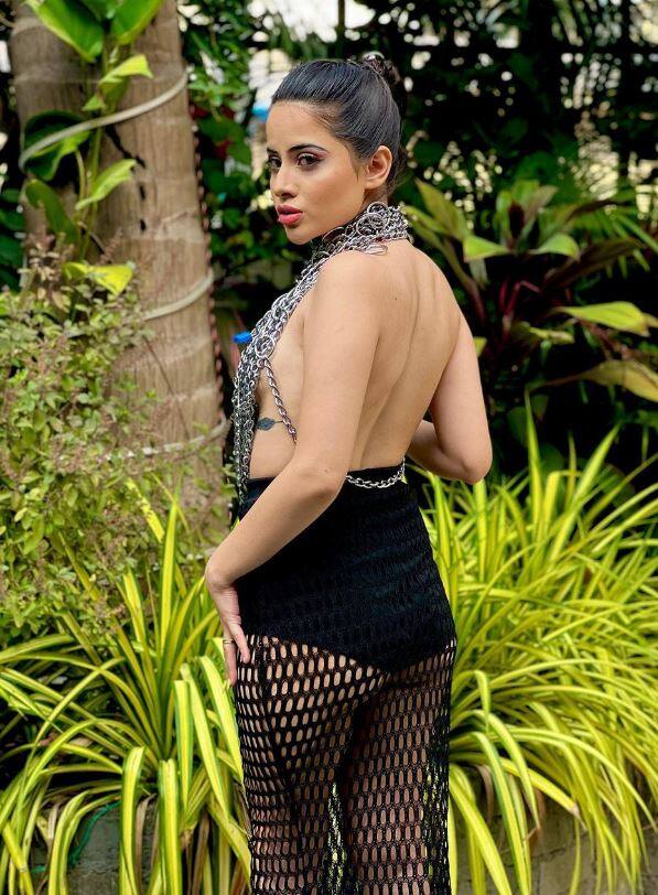 સોશિયલ મીડિયા ઈન્ફ્લુએંસર ઉર્ફી જાવેદ તેની ફેશન સેંસ માટે જાણીતી છે. ઉર્ફી તેના લુકસ સાથે જેટલો અખતરો કરે છે તેટલો ભાગ્યે જ કોઈ કરતું જોવા મળ્યું છે. ઉર્ફી તેના ડ્રેસને લઈ રિસ્ક લેવામાં પણ પાછી પાની કરતી નથી. પરંતુ ક્યારેક આ રિસ્ક તેના પર ભારે પડી જાય છે.